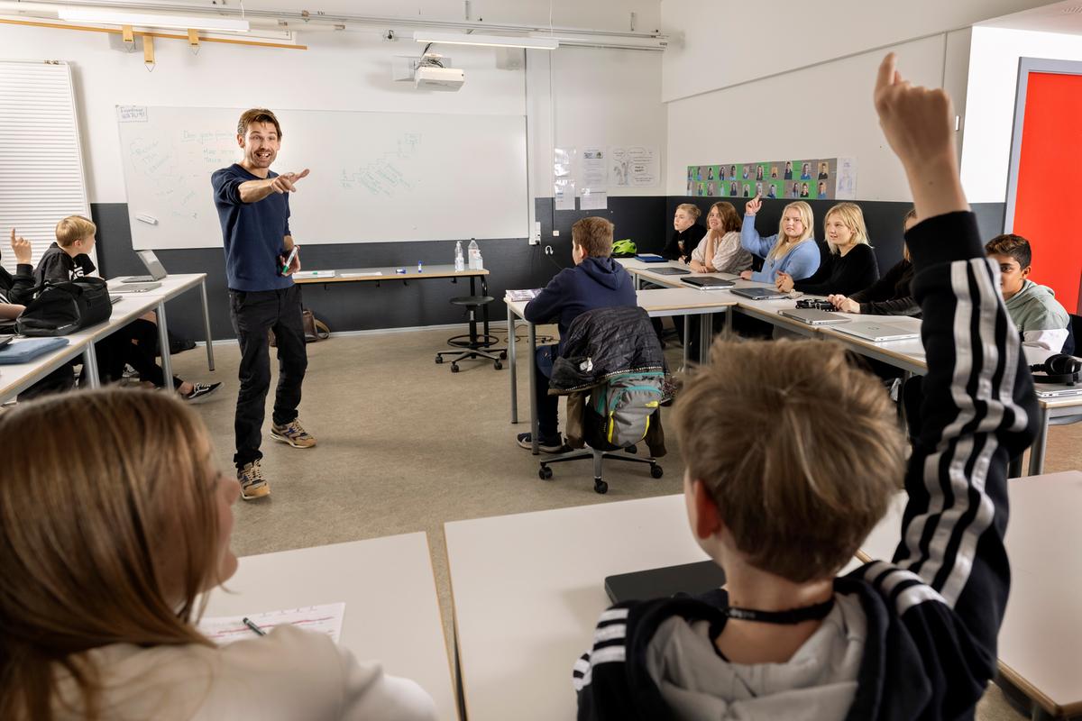 Lærer peger på elev der har hånden op 